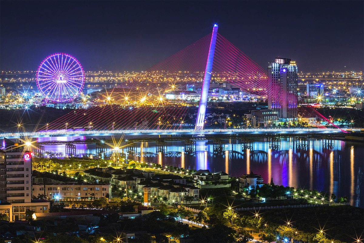 Linear LED Fixtures for Wall Washing and Wall Grazing Lighting